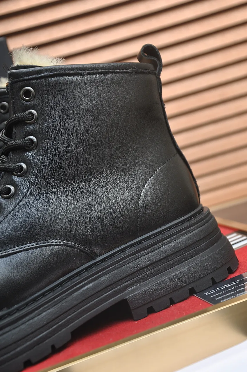Men's shoes 💰680💶【UGG】(full genuine wool lining) Please pay attention to the quality of the original order and compare the thickness of the wool 🏮🏮Hot style Martin boots from Australia's warm luxury brand men's shoes, official website synchronization, Beckham men's style..., made of imported top-layer waxed cowhide, waxed toe box, Australian real wool velvet lining Carefully sewn...Imported rubber Martin boots outsole (comfortable, soft and wear-resistant). I really like the quality...Exquisite workmanship, you can't put it down once you see it. Code number 39-44